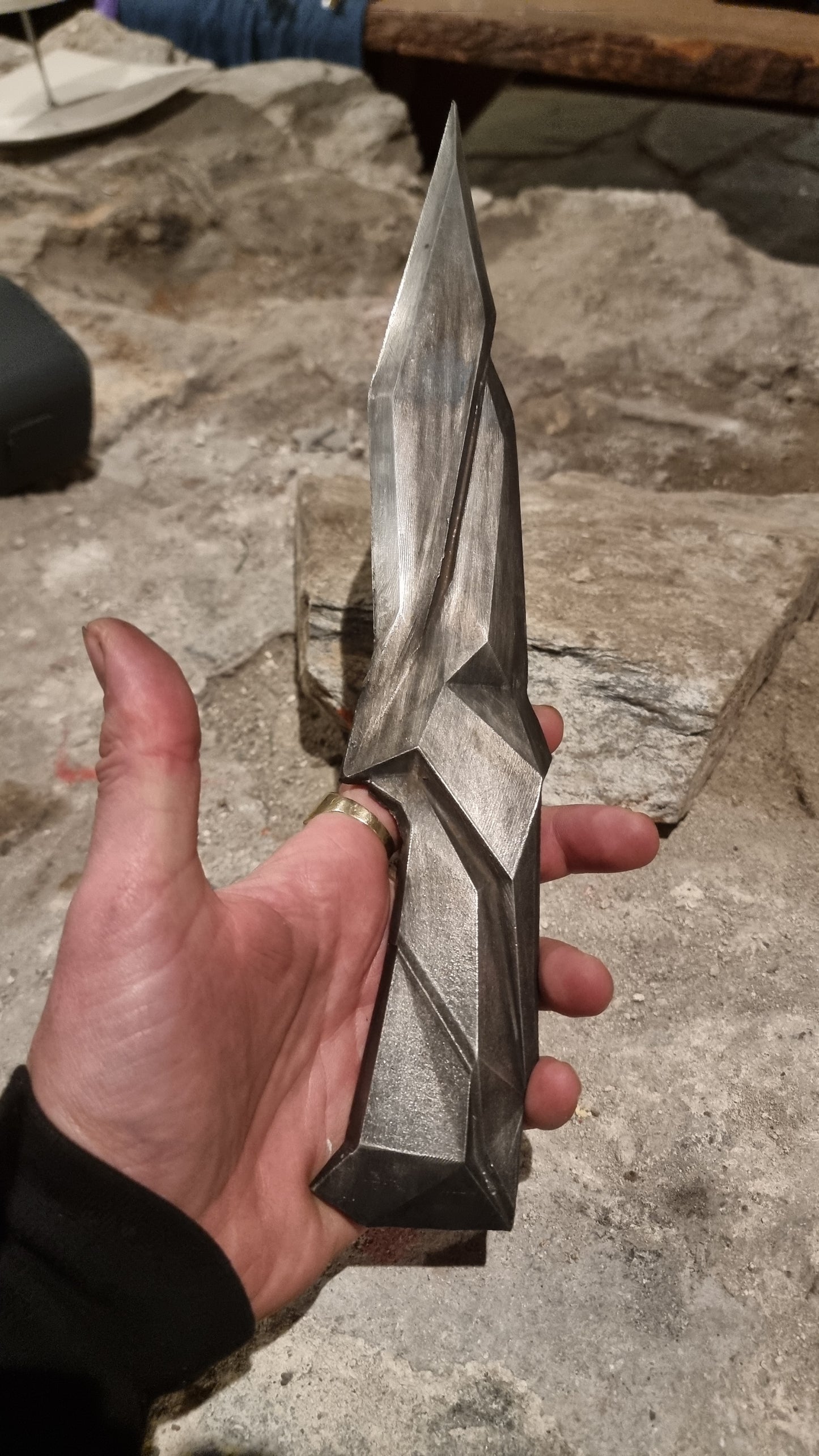 Futuristisk kniv, tinnstøpt