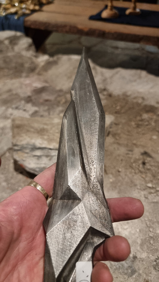 Futuristisk kniv, tinnstøpt